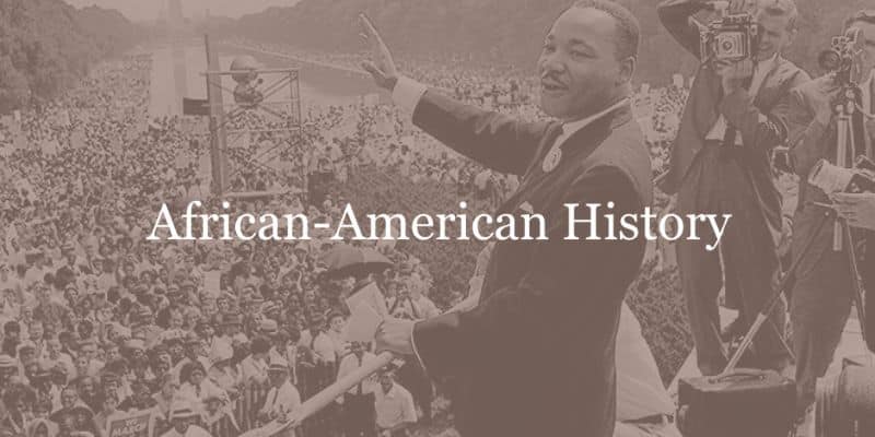 Martin Luther King Jr. gesturing towards a crowd on the Washington Mall