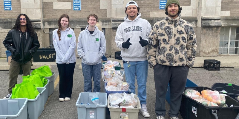 Teens volunteer at a food pantry.